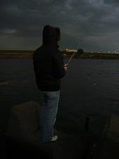 寒さに耐えながらロッドアクションする二日酔いの俺