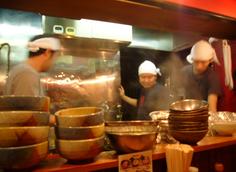 いつもお世話になっている店主さん（左）とキム兄（中央）。右は新人さん！？